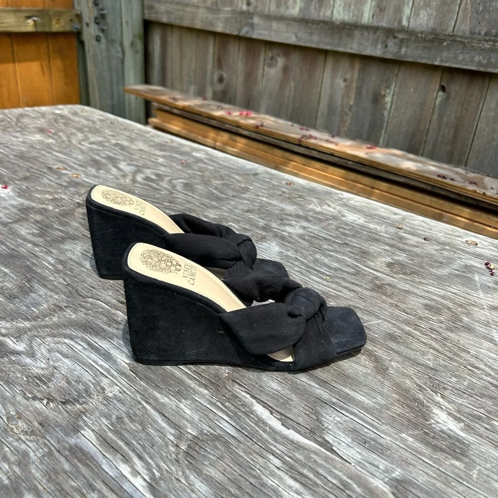 VINCE CAMUTO RENNAYA‎ WEDGE SANDAL black size 7